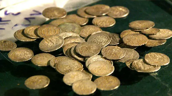 خودروی مشکوک پر از گنج و طلا بود / بازداشت 4 مرد خارجی