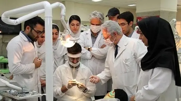 افزایش صندلی دانشجوی پزشکی بدون بیمارستان آموزشی بازی با جان مردم است/  حضور پزشکان در مناطق محروم مشوق ندارد