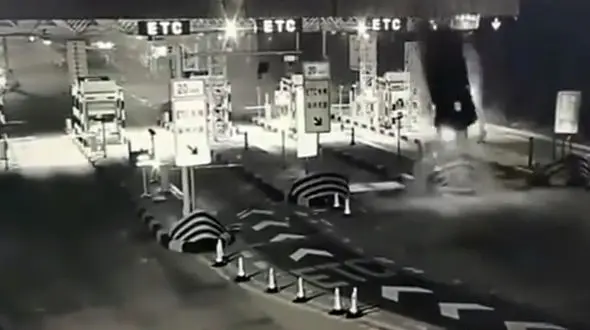 وحشتناک ترین فیلم از تصادف در عوارضی اتوبان / در هوا پرواز کرد