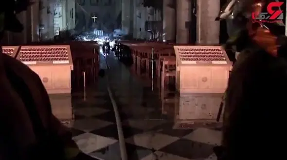 لحظه تاسف و ناراحتی ماموران آتش نشانی در کنار کلیسا نوتردام+فیلم