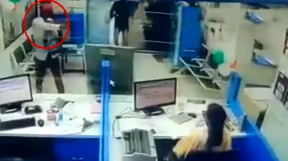 فیلم لحظه سرقت مسلحانه از بانک  / کارمندان بانک شوکه شدند