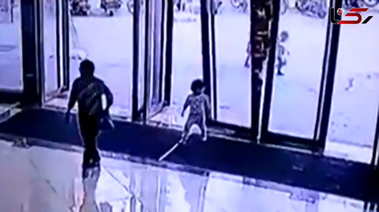 فیلم لحظه‌ی غم انگیز سقوط مرگبار درب فروشگاه روی یک کودک 