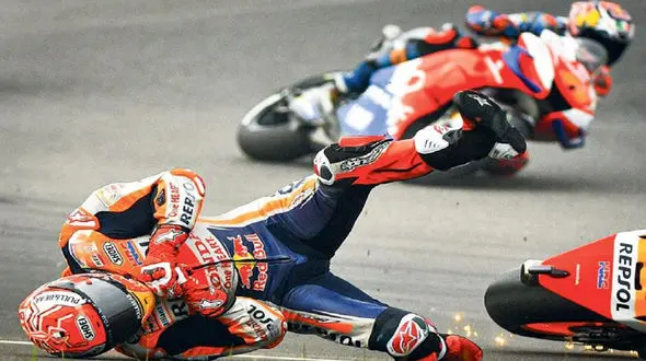 ببینید / لحظه کشته شدن دو سارق موتورسوار توسط صاحب یک موتور سرقتی وسط چهارراه! + فیلم