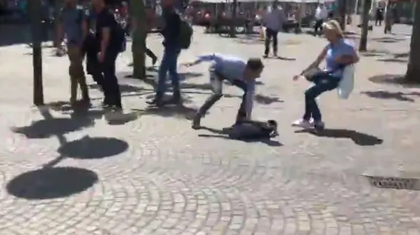 فیلم لحظه سرقت از طلا فروشی در روز روشن 
