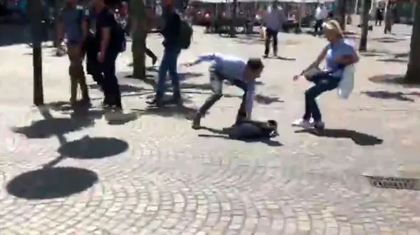 فیلم لحظه سرقت از طلا فروشی در روز روشن 