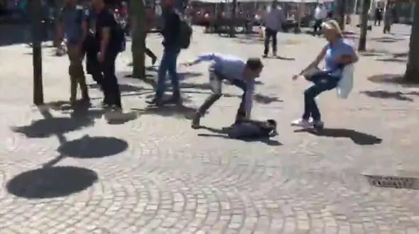 فیلم لحظه سرقت از طلا فروشی در روز روشن 