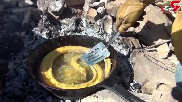 لحظه سوخاری کردن مار برای خوردن! +فیلم