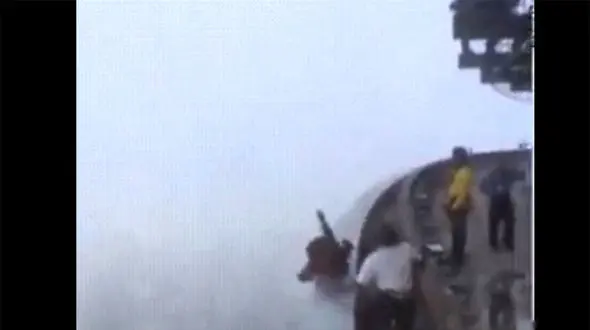 ببینید/ لحظه هولناک سقوط یک مرد از ارتفاع مرگبار! / وحشت زده می شوید + فیلم