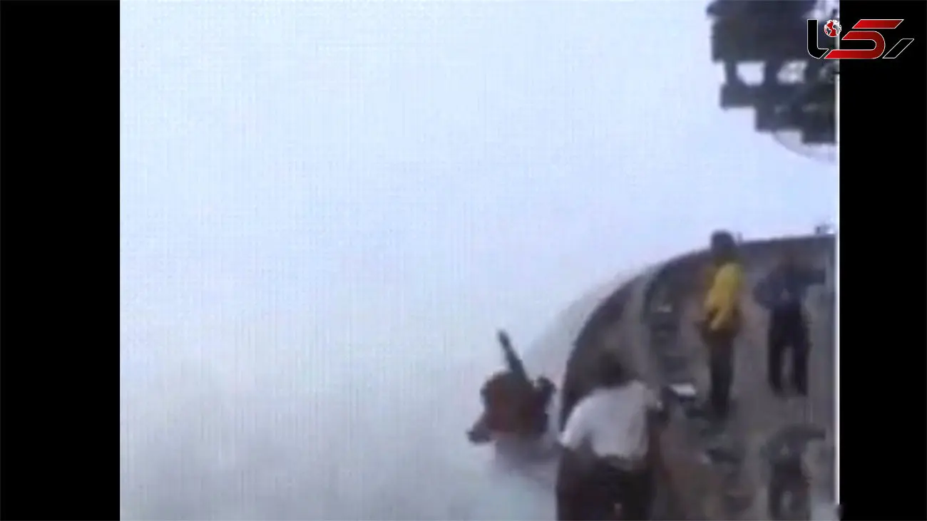 ببینید/ لحظه هولناک سقوط یک مرد از ارتفاع مرگبار! / وحشت زده می شوید + فیلم