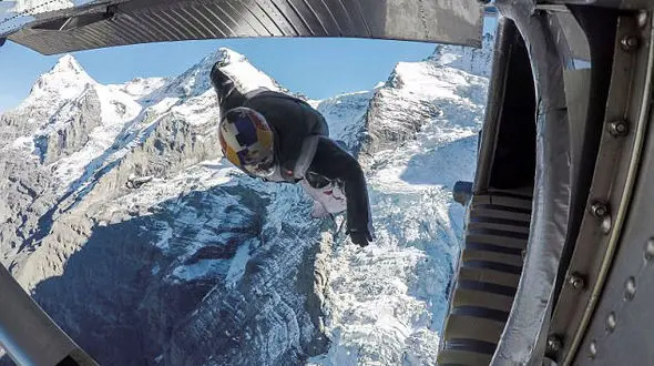 پرش شگفت انگیز 2 ماجراجو از بالای کوه به درون هواپیما !+ فیلم