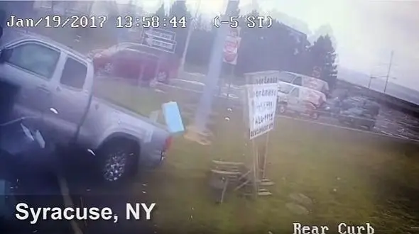 نجات معجزه آسای مسافران اتوبوس+ فیلم