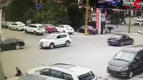 وحشت مردم از اقدام دیوانه‌وار راننده شاسی بلند+ فیلم / چین
