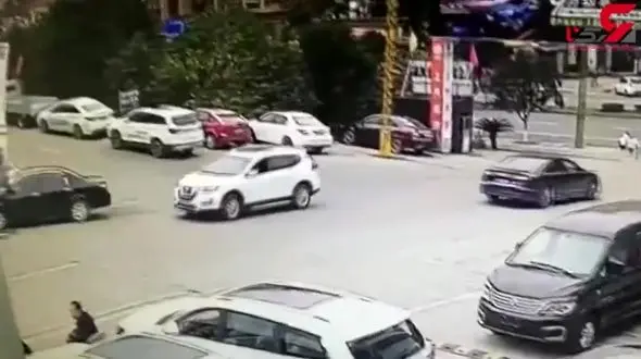 وحشت مردم از اقدام دیوانه‌وار راننده شاسی بلند+ فیلم / چین