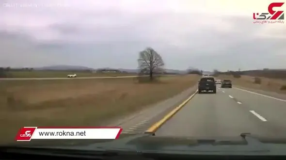 فیلم عجیب از رها شدن صندلی در هوا و برخورد با شیشه جلو خودرو / راننده شوکه شد