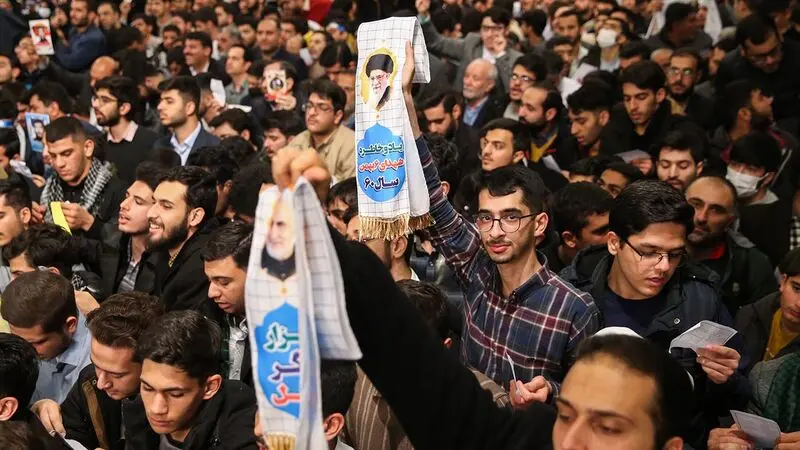 دیدار جمعی از رأی اولی‌ها و خانواده‌های شهدا با رهبر انقلاب حضرت آیت الله العظمی سید علی خامنه ای 1402/12/9