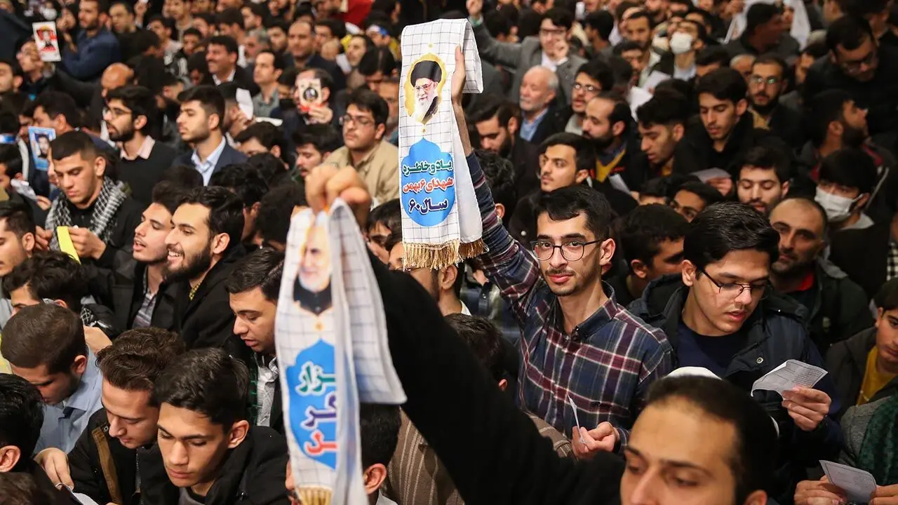دیدار جمعی از رأی اولی‌ها و خانواده‌های شهدا با رهبر انقلاب حضرت آیت الله العظمی سید علی خامنه ای 1402/12/9