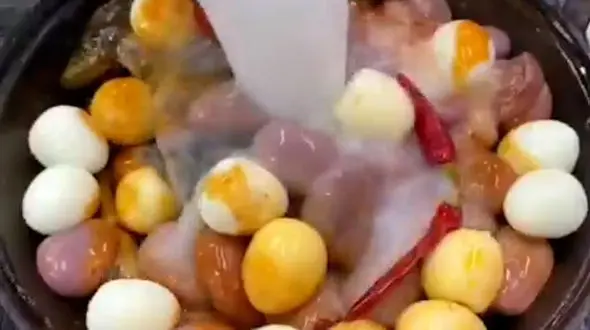 از خوراک قوباغه تا جنین اردک / چندش ترین نوشیدنی و غذاهایی که تا به حال دیده اید 