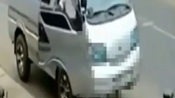 مرگ فجیع دوچرخه سوار بدشانس زیر کامیون + فیلم