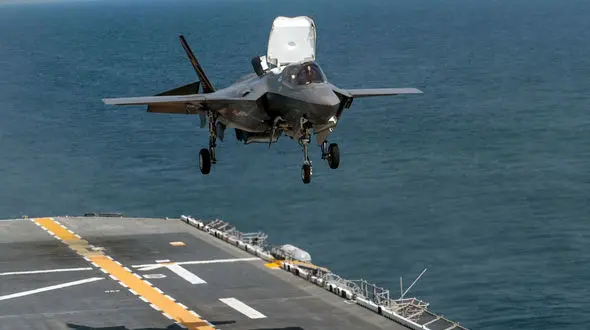 جنگنده F-35B در حالت پرواز عمودی؛ شاهکاری از فناوری نظامی + فیلم