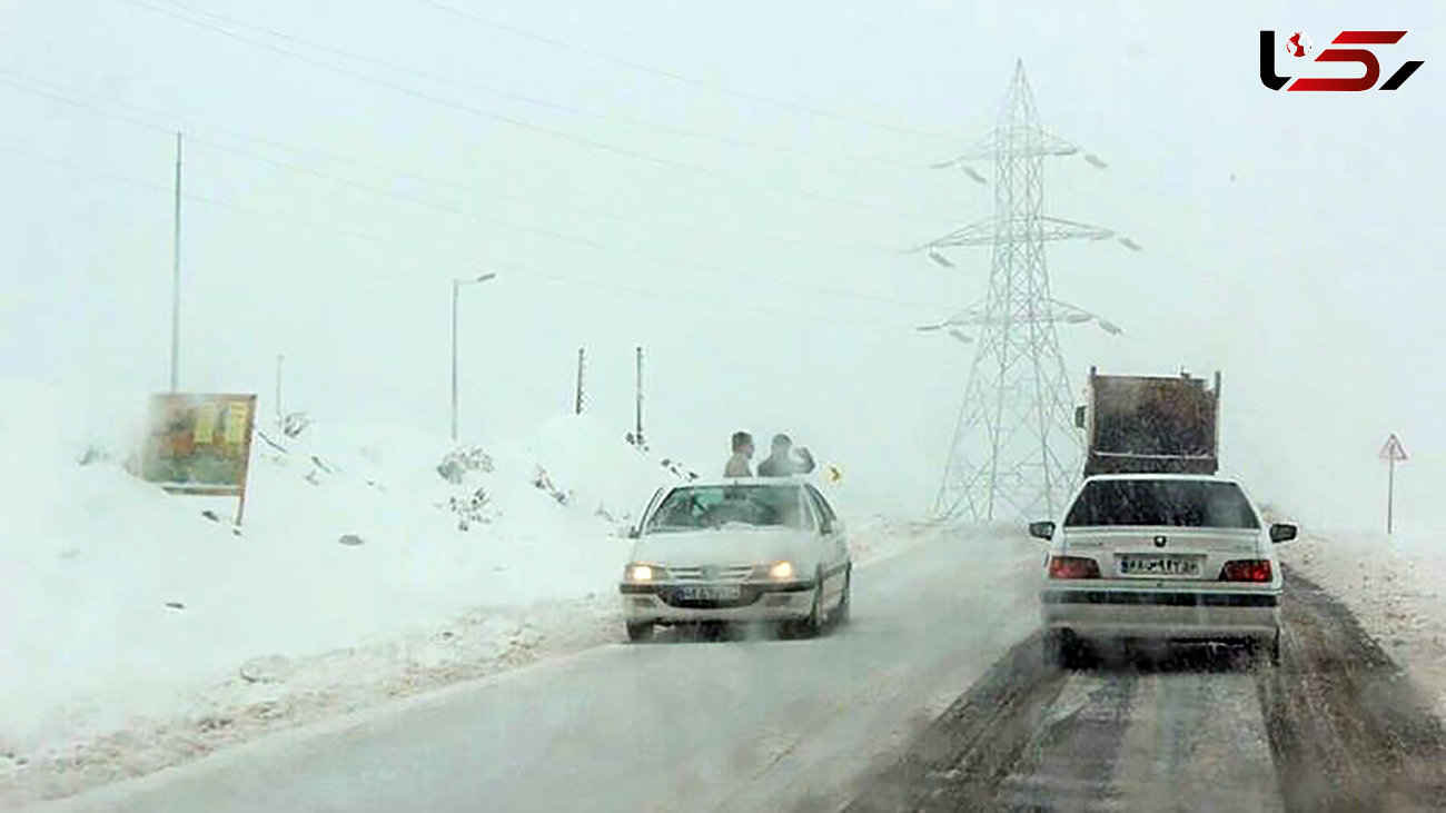 برف و کولاک در جاده کرج - چالوس / تردد خودروها با زنجیر چرخ 