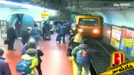ببینید / لحظات هولناک در مترو / بی‌هوش و پرت شدن یک زن جوان روی ریل! + فیلم