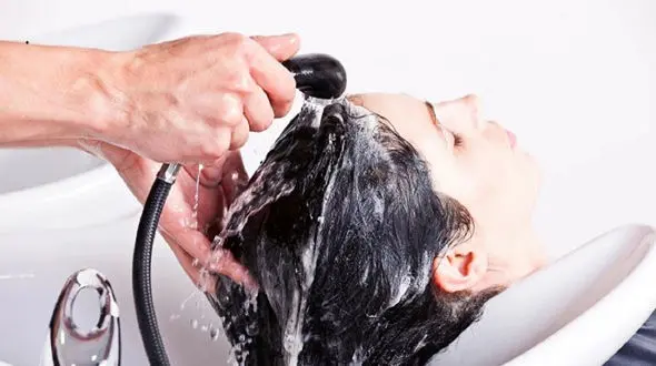 آرایشگر عصبانی با مشتری چه کرد؟ + فیلم 