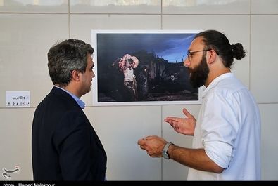  افتتاح نمایشگاه عکس "خانه‌ای که سیل برد، مهری که سیل آورد" در ایوان انتظار میدان ولیعصر(عج) 