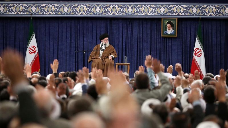 رهبر معظم انقلاب اسلامی حضرت آیت الله خامنه ای امروز( دوشنبه ) 17 اردیبهشت 1403 در دیدار مسئولان و کارگزاران حج و جمعی از زائران بیت الله الحرام