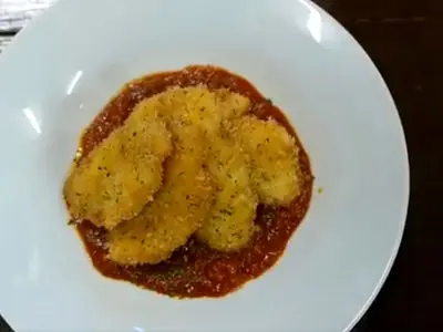 غذای خیابانی ژاپن؛ تجربه‌ای جذاب با سوسمار ماهی در اوکیناوا + فیلم