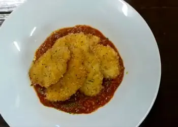 غذای خیابانی ژاپن؛ تجربه‌ای جذاب با سوسمار ماهی در اوکیناوا + فیلم