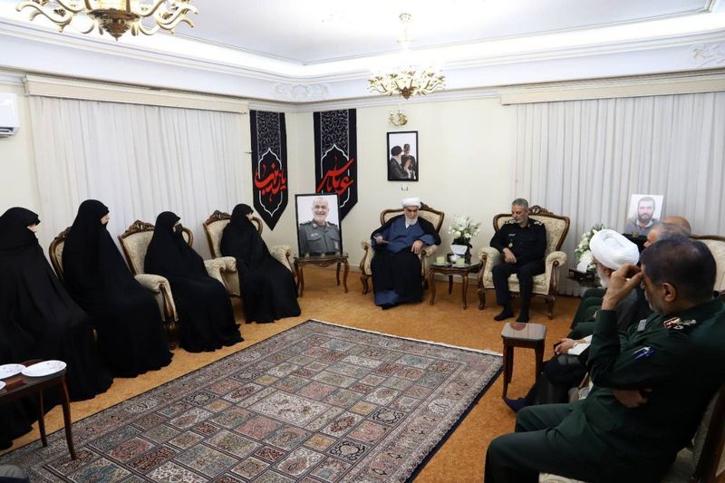 ابلاغ سلام و دعای رهبر معظم انقلاب به خانواده شهید سلامی