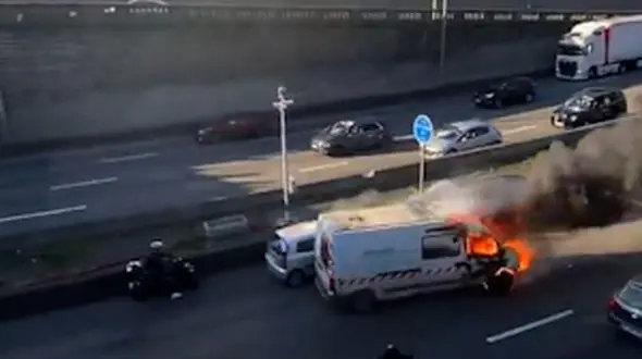 آتش سوزی خودروی اورژانس در اتوبان