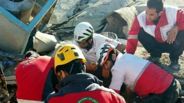 نجات نوزاد زنده 14 ساعت پس از زلزله در کرمانشاه + عکس 