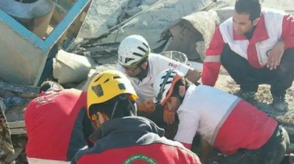 نجات نوزاد زنده 14 ساعت پس از زلزله در کرمانشاه + عکس 
