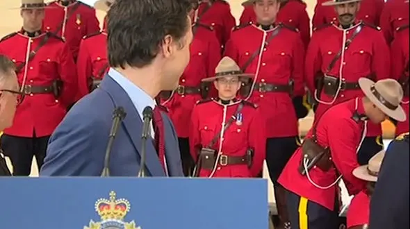 فیلم لحظه غش کردن پلیس زن در یک مراسم خاص + فیلم و عکس