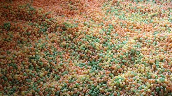 کشف 15 تن آبنبات تقلبی غیر بهداشتی از یک کارگاه در ورامین + عکس 