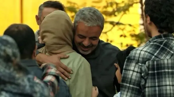 فیلم بغل کردن بازیگر نقش گلنار توسط سعید آقاخانی در سریال اسباب زحمت / همه بیننده ها مات و مبهوت شدند