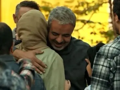 فیلم بغل کردن بازیگر نقش گلنار توسط سعید آقاخانی در سریال اسباب زحمت / همه بیننده ها مات و مبهوت شدند