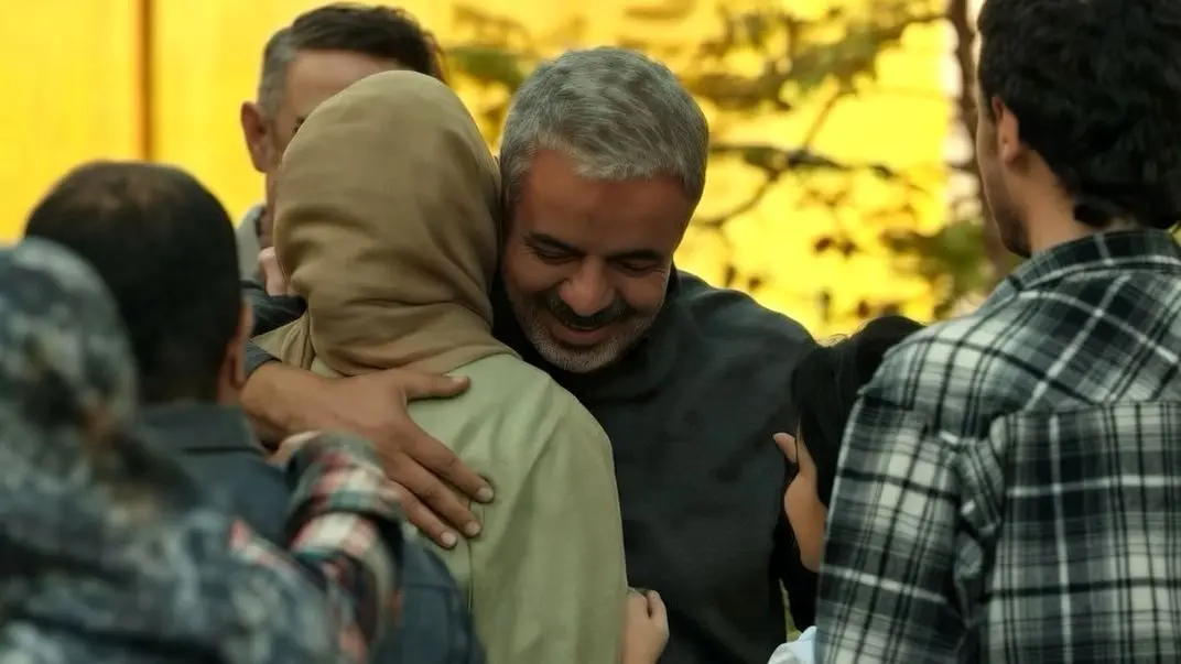 فیلم بغل کردن بازیگر نقش گلنار توسط سعید آقاخانی در سریال اسباب زحمت / همه بیننده ها مات و مبهوت شدند