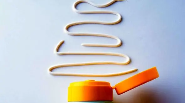 ضد آفتاب رنگی بهتر است یا بی‌ رنگ؟ راز انتخاب درست