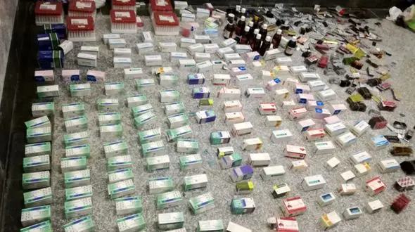 مرد شیاد در سوپر مارکت قرص های روانگردان می فروخت / بازداشت با 22 هزار 600 قرص