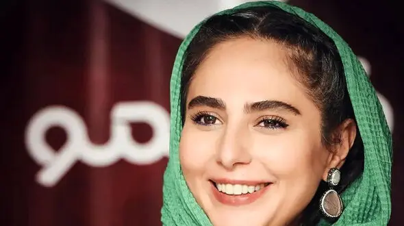  لباس گل گلی رعنا آزادی ور همه را مات کرد / خانم بازیگر با این تیپ انگار 14 سالشه 