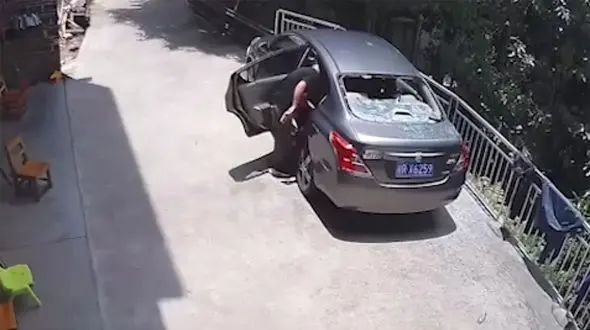 فیلم باورنکردنی از انفجار قوطی خوشبو کنند در خودروی لوکس / ببینید