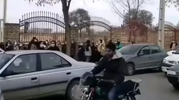 گیس و گیس کشی زنان زنجانی بخاطر تخفیف پالتو!+فیلم