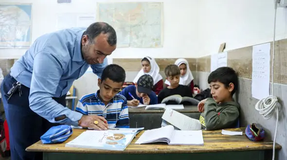 حقوق معلم تازه کار در لوکزامبورگ سالانه 70000 دلار؛ در ایران معلم های باسابقه 3000 دلار می گیرند ! / حقوق دانشجو-معلم ها هم ناعادلانه است + فیلم