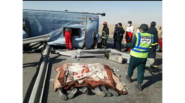عکس تکاندهنده 3 جنازه در واژگونی مرگبار اتوبوس / در اتوبان کاشان _زاهدان رخ داد