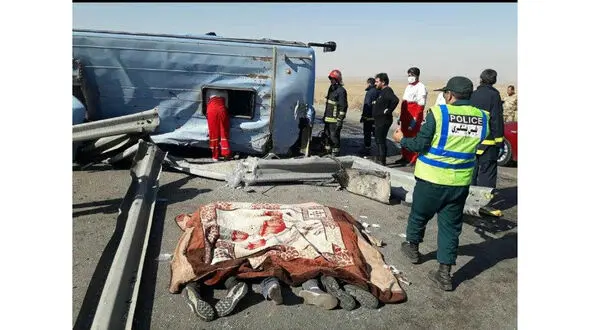 عکس تکاندهنده 3 جنازه در واژگونی مرگبار اتوبوس / در اتوبان کاشان _زاهدان رخ داد