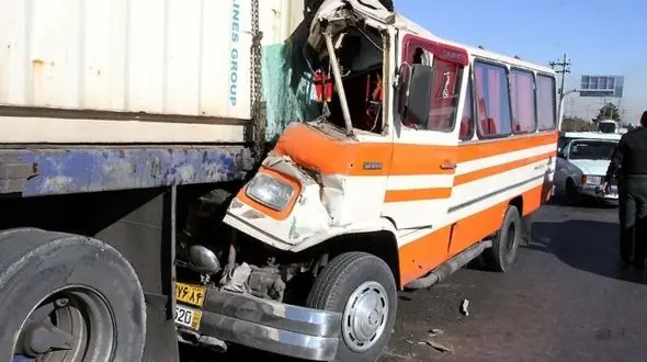 برخورد کامیون با مینی بوس 12 مجروح بر جای گذاشت 