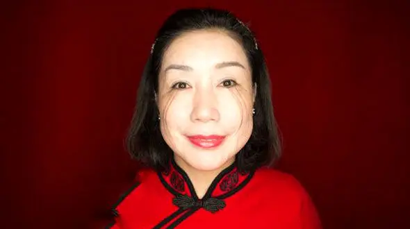 زنی 50 ساله با مژه های بلند 12 سانتی متری+عکس