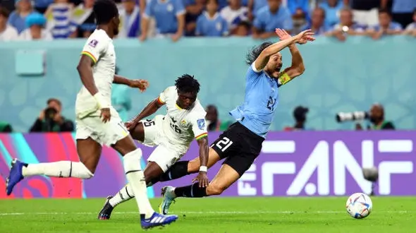 خشم ستاره اروگوئه از داور/ کاوانی وی ای آر را شکست! +ویدیو